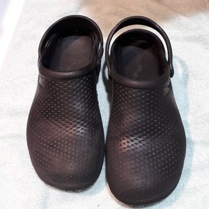 Scrubs light weight rubber clogs